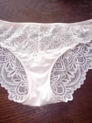 Culotte en dentelle blanche